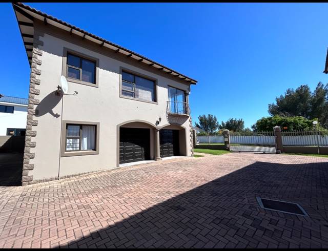 3 BEDROOM TOWNHOUSE FOR SALE IN JEFFREYS BAY CENTRAL